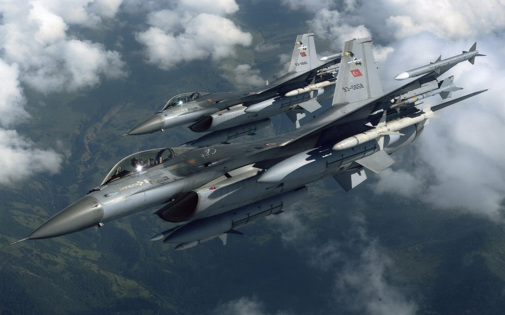جنگنده های F16 بر فراز ابرها