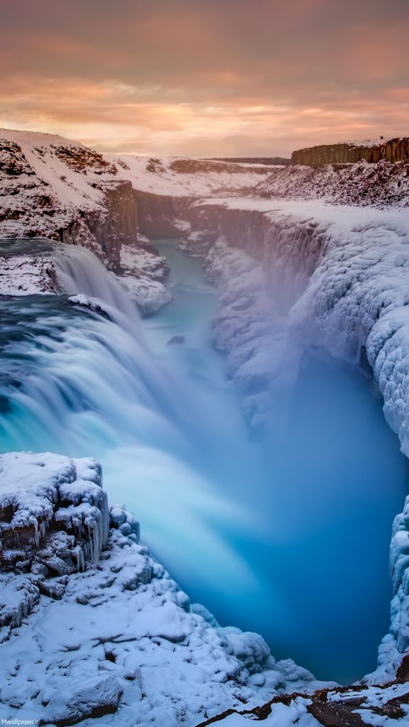 آبشار زیبا در زمستان