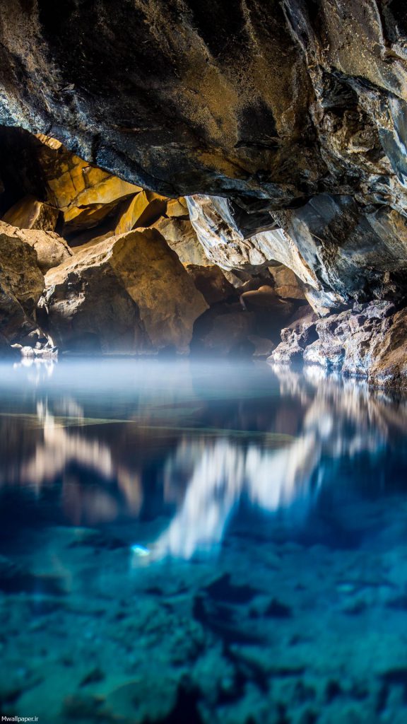 بک گراند موبایل طبیعت زیبای غار Grjótagjá در ایسلند