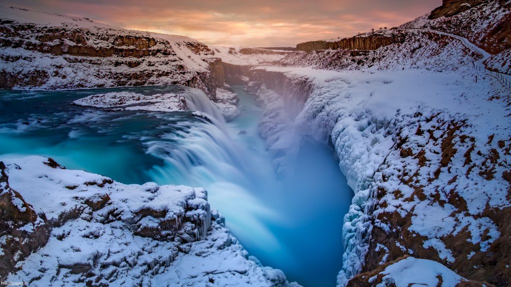 عکس آبشار زیبا در زمستان برای پس زمینه