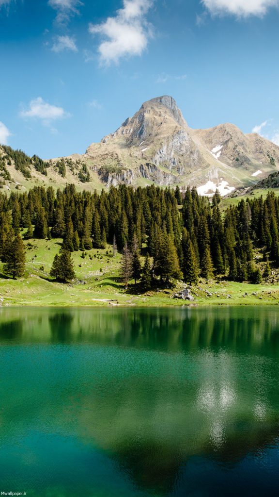 عکس طبیعت بهاری دریاچه Gantrischseeli Lake در سوئیس در ابعاد بک گراند گوشی