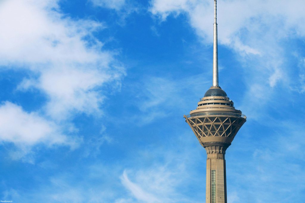 والپیپر برج میلاد و آسمان آبی تهران