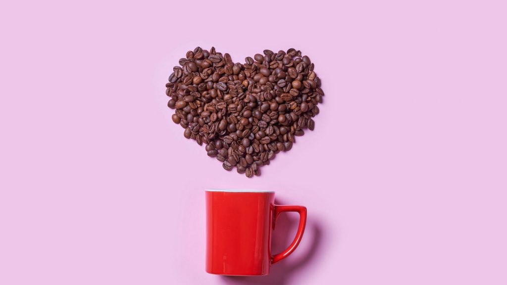 عکس باکیفیت طرح قلب با دانه های قهوه
