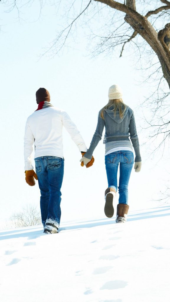 والپیپر زوج عاشق در برف برای موبایل