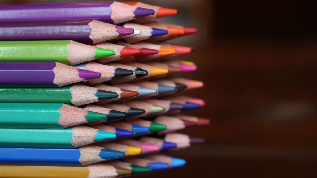 والپیپر ساده مداد رنگی برای دسکتاپ