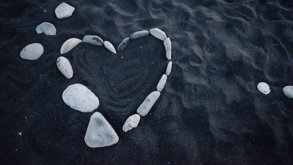 والپیپر طرح قلب با سنگ های ساحل