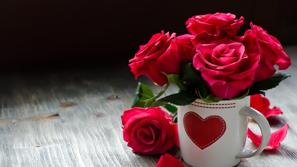 والپیپر عاشقانه گل های رز قرمز و لیوان