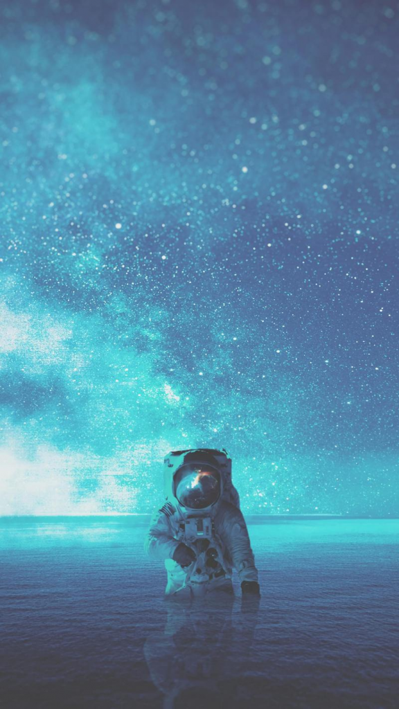 والپیپر فضانورد در آب
