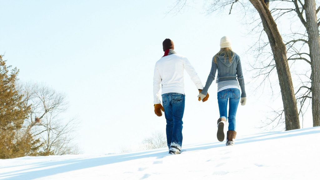 والپیپر قدم زدن زوج عاشق در برف