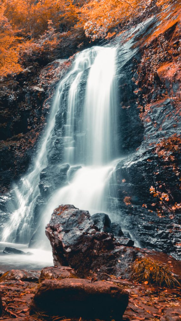 عکس با کیفیت آبشار برای پس زمینه موبایل