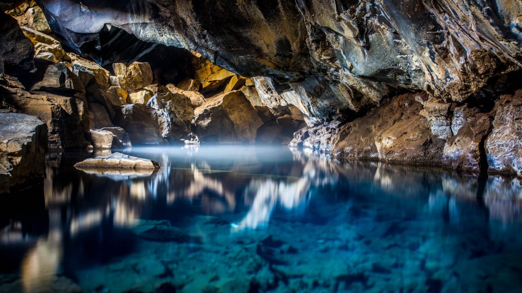 عکس باکیفیت غار طبیعی و دریاچه