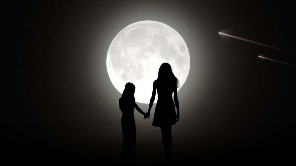 بک گراند دختر و مادر زیر نور ماه