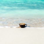 والپیپر مینیمال قهوه در ساحل