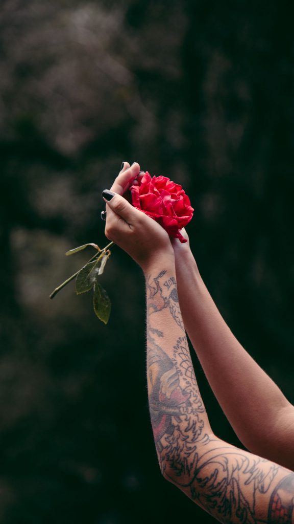 گل رز در دستان تتو کرده