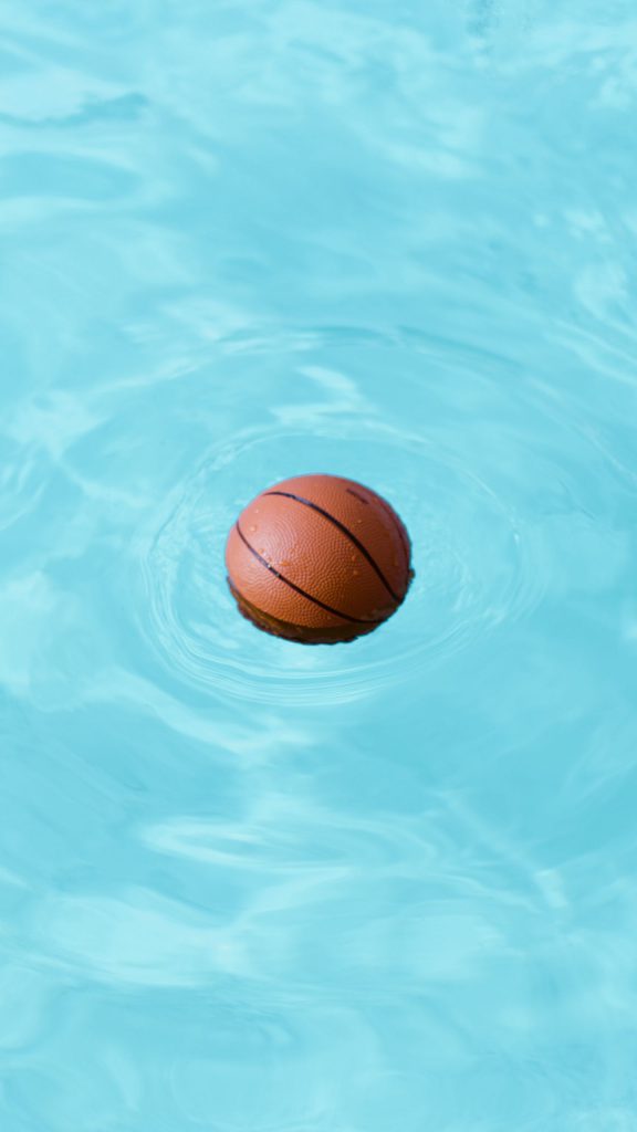 توپ بسکتبال در آب برای پس زمینه و استوری اینستاگرام