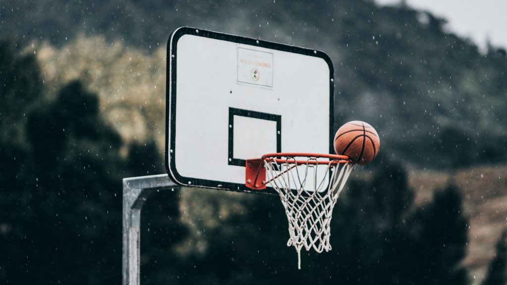 هوای بارانی و سبد و توپ بسکتبال