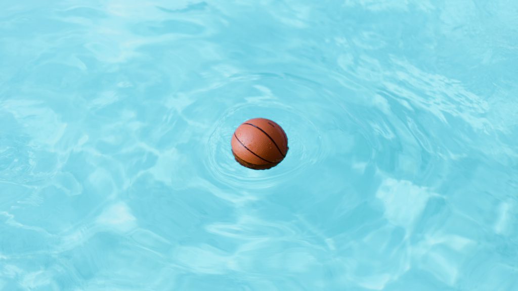 والپیپر توپ بسکتبال در آب با کیفیت 4k
