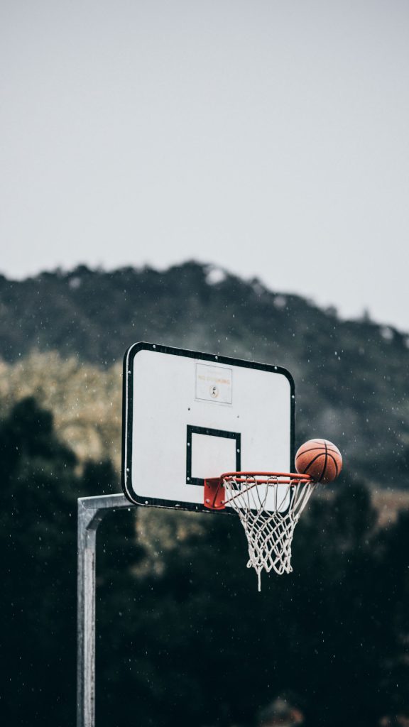 والپیپر سبد بسکتبال خیابانی در هوای بارانی