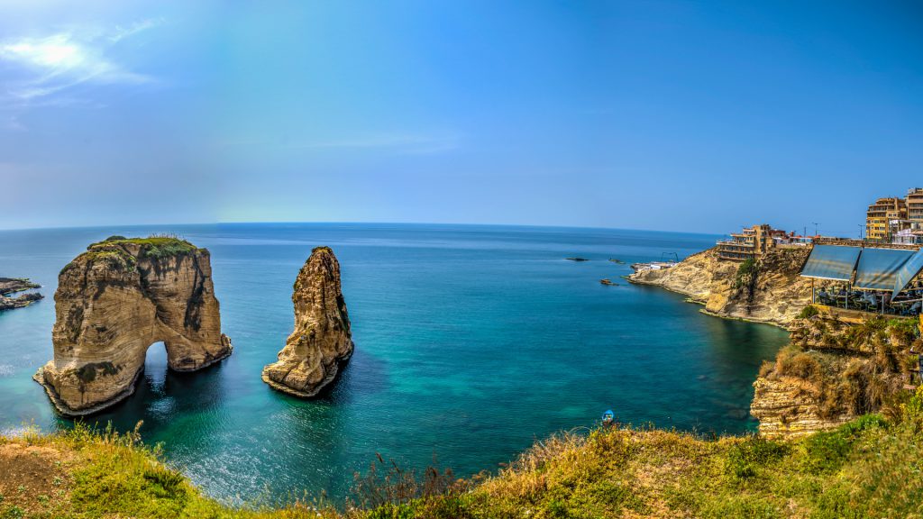 دریا و صخره های سنگی در لبنان