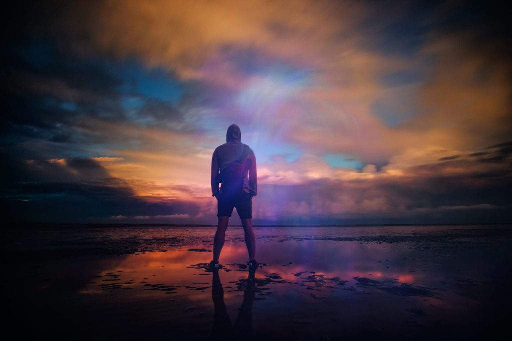 عکس انگیزشی خفن پسرونه، مرد ایستاده در ساحل دریا با ابهت
